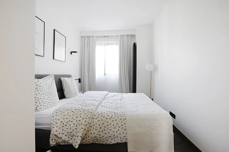 Par422 - 2 bedroom apartment on Montaigne