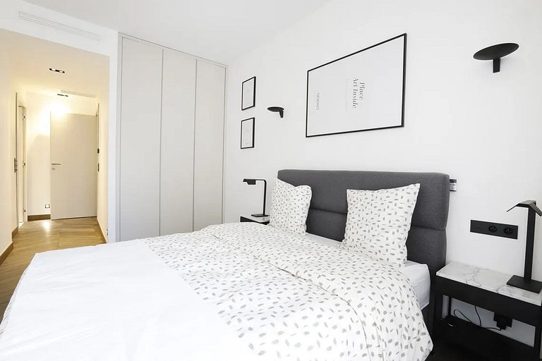 Par422 - 2 bedroom apartment on Montaigne