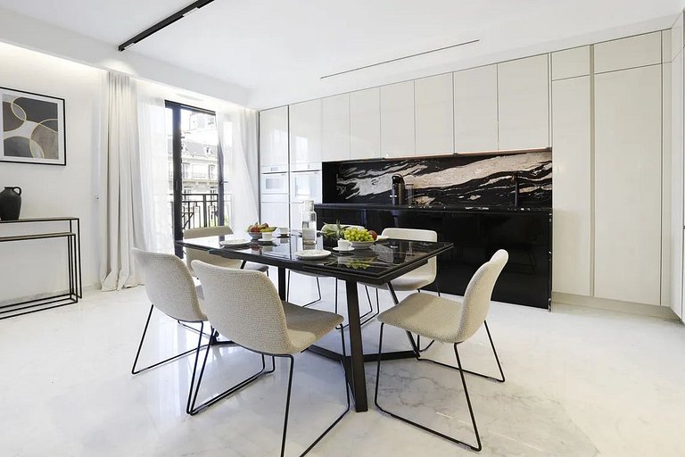 Par422 - 2 bedroom apartment on Montaigne