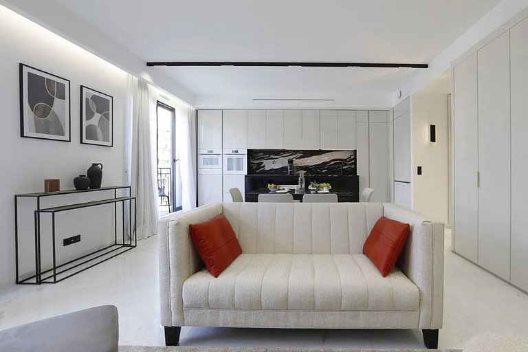 Par422 - 2 bedroom apartment on Montaigne