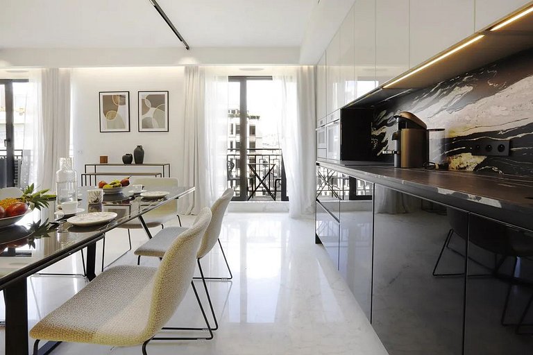 Par422 - 2 bedroom apartment on Montaigne