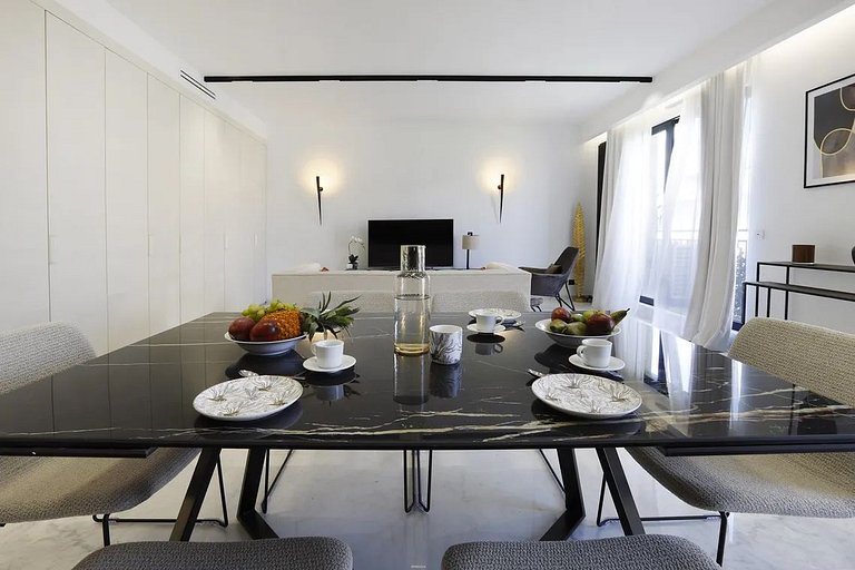 Par422 - 2 bedroom apartment on Montaigne