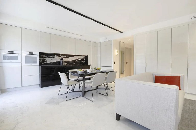 Par422 - 2 bedroom apartment on Montaigne