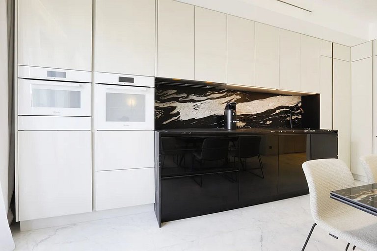 Par422 - 2 bedroom apartment on Montaigne