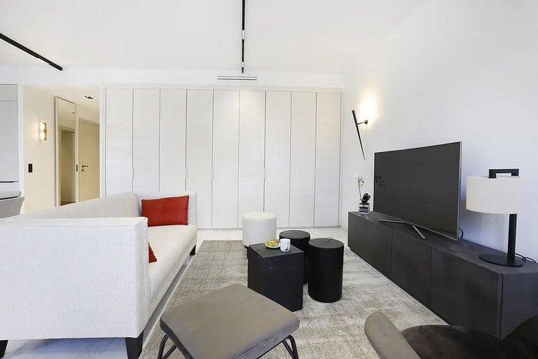 Par422 - 2 bedroom apartment on Montaigne