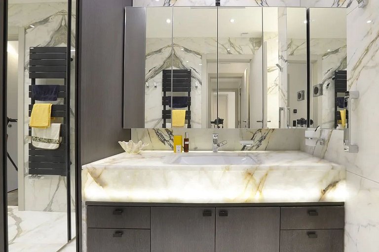 Par422 - 2 bedroom apartment on Montaigne