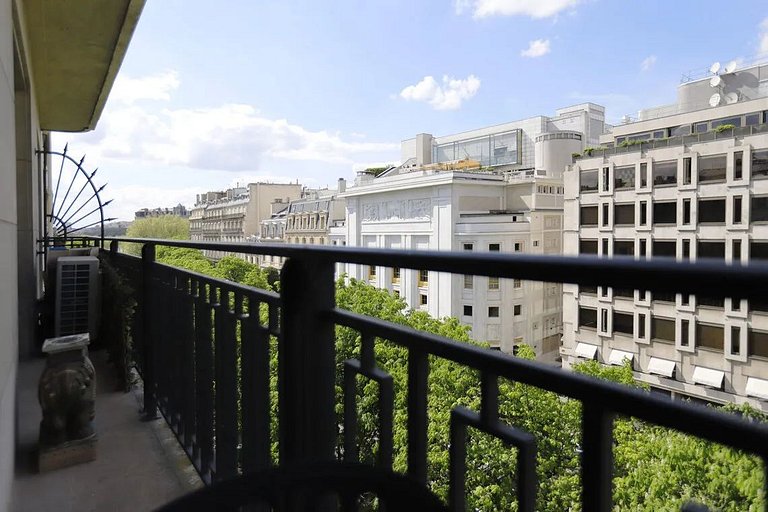 Par422 - 2 bedroom apartment on Montaigne