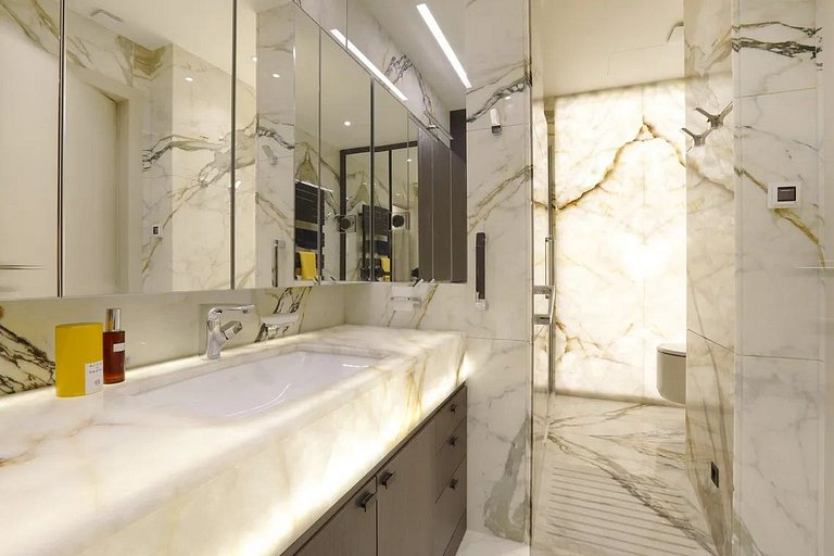 Par422 - 2 bedroom apartment on Montaigne
