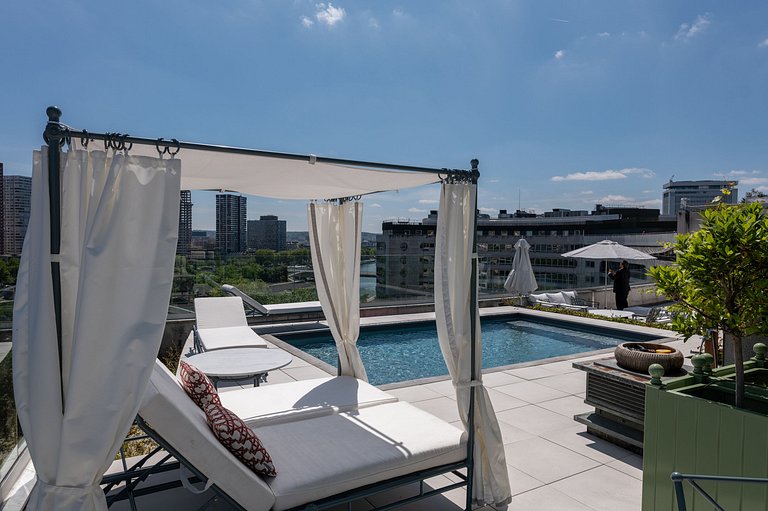Par021 - Penthouse with private pool in Paris
