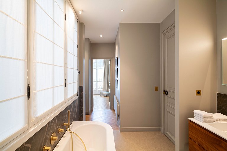 Par088 - Stunning penthouse on avenue Marceau