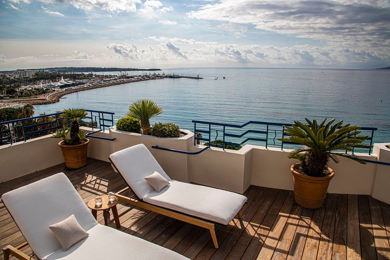 Azu060 - 1250 sqm luxury penthouse with terrace