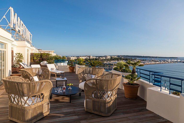 Azu060 - 1250 sqm luxury penthouse with terrace