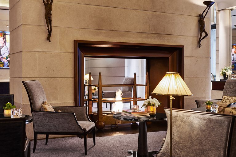 Par154 - Appartement dans un Palace Parisien