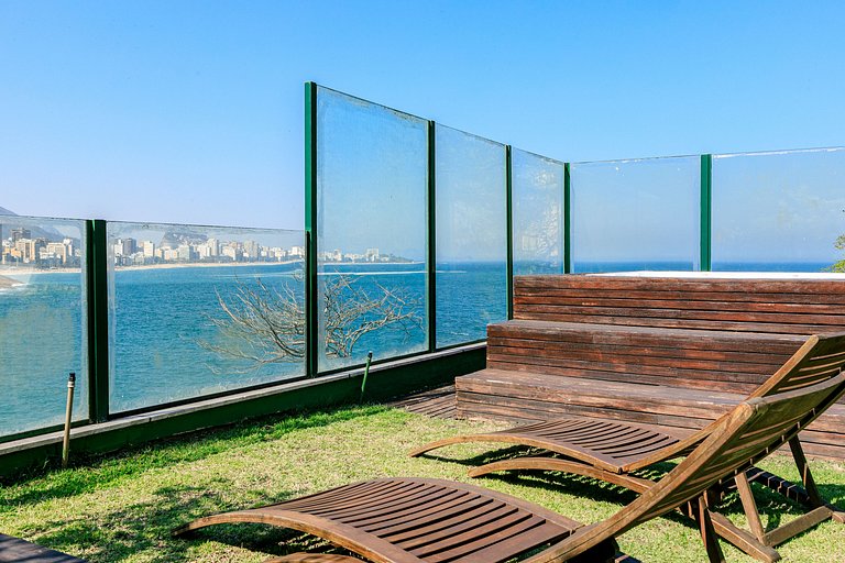 Rio010 - Large mansion by the sea in Leblon