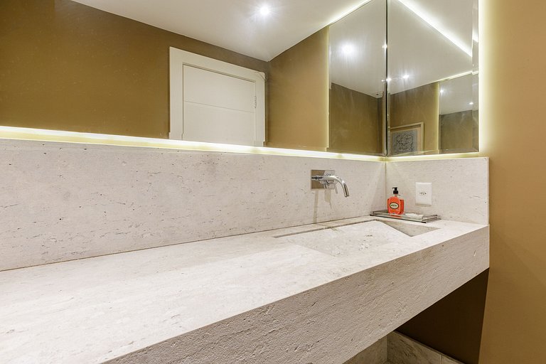 Rio010 - Gran mansión junto al mar en Leblon