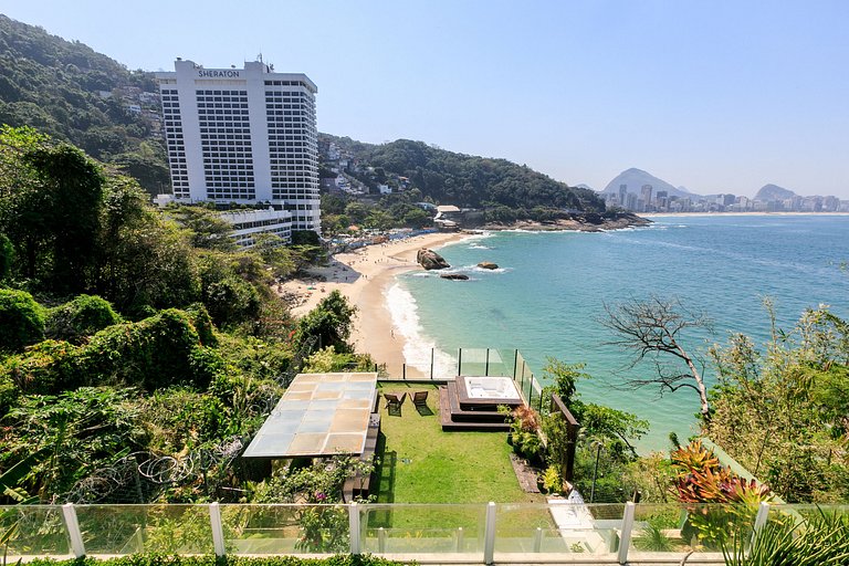 Rio010 - Large mansion by the sea in Leblon