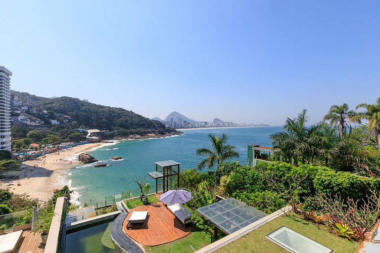 Rio010 - Large mansion by the sea in Leblon