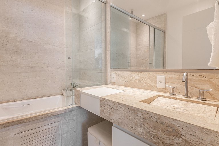 Rio010 - Gran mansión junto al mar en Leblon