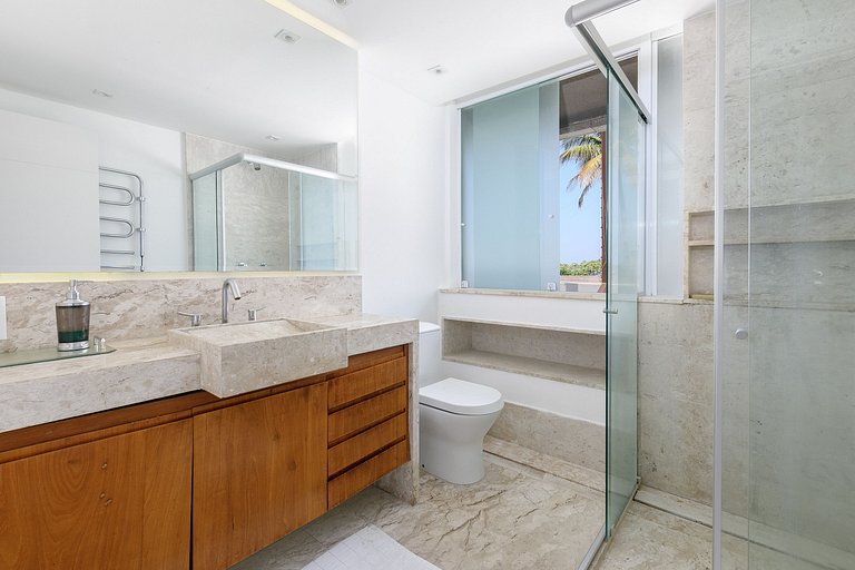 Rio010 - Demeure en bord de mer à Leblon