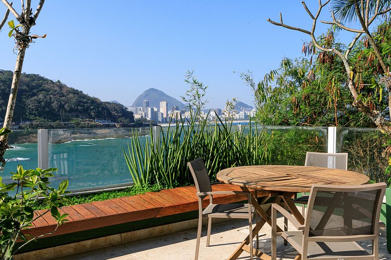 Rio010 - Demeure en bord de mer à Leblon