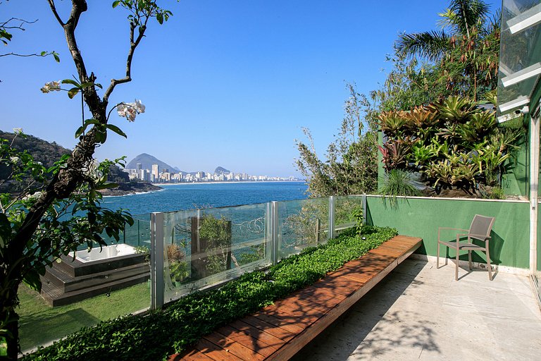 Rio010 - Demeure en bord de mer à Leblon