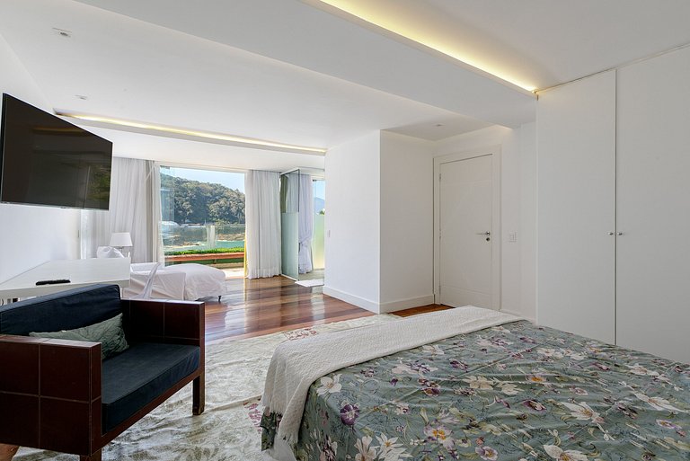 Rio010 - Gran mansión junto al mar en Leblon