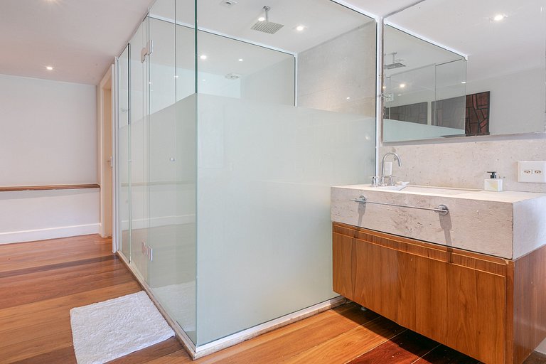 Rio010 - Demeure en bord de mer à Leblon