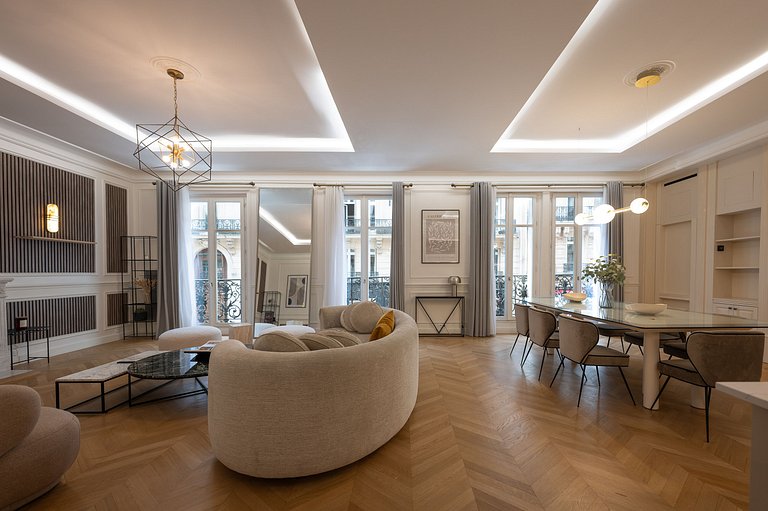 Par058 - Grand appartement dans le Triangle d'Or