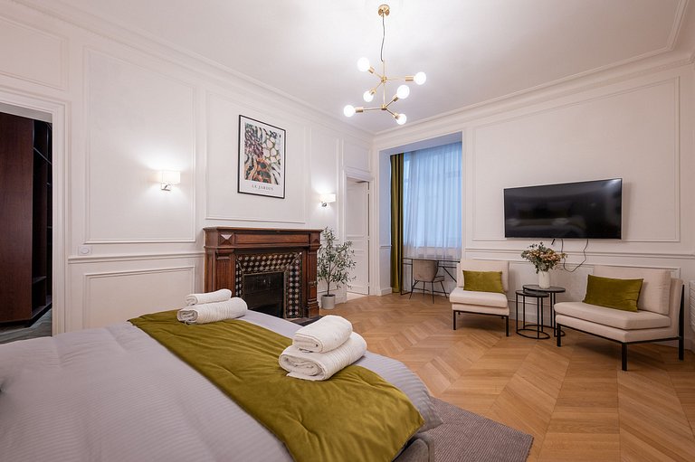 Par058 - Luxury 280 sqm apartment in Triangle d'Or