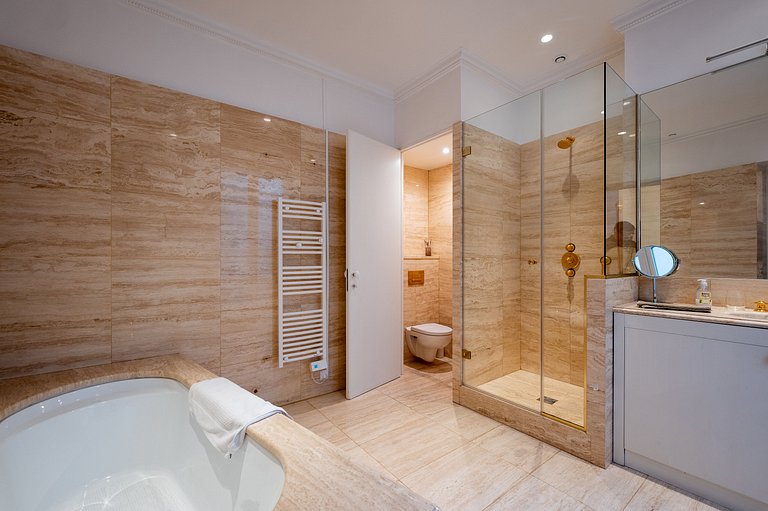 Par058 - Grand appartement dans le Triangle d'Or