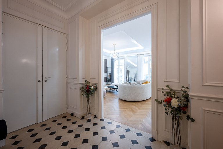 Par058 - Luxury 280 sqm apartment in Triangle d'Or