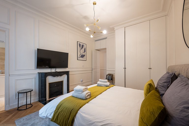 Par058 - Luxury 280 sqm apartment in Triangle d'Or