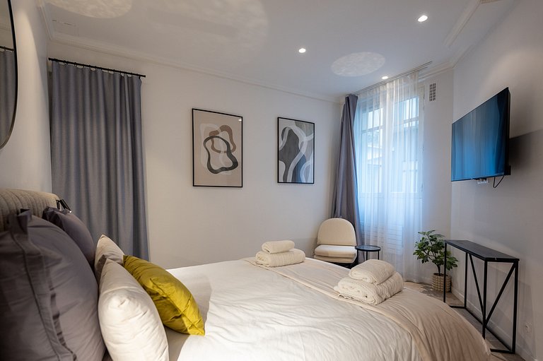 Par058 - Grand appartement dans le Triangle d'Or