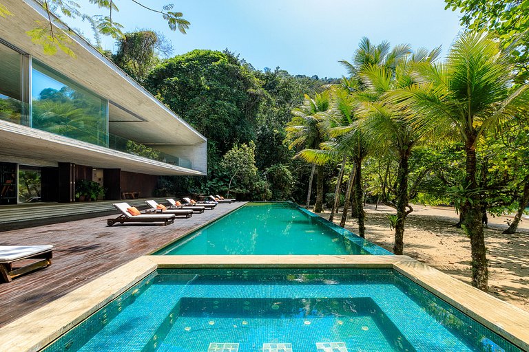 Pty008 - Luxury beachfront villa in Paraty