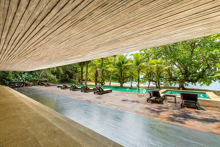 Pty008 - Luxury beachfront villa in Paraty