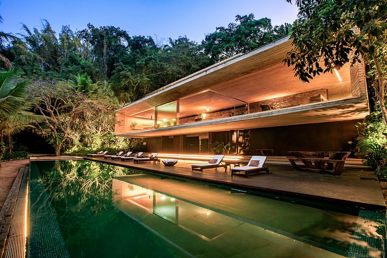 Pty008 - Luxury beachfront villa in Paraty