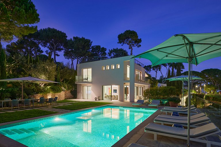 Azu054 - Exclusive Villa in Billionaires’ Bay