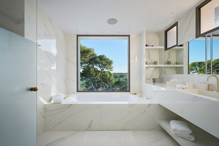 Azu054 - Exclusive Villa in Billionaires’ Bay
