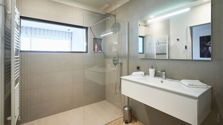 Azu052 - Prestigious Contemporary Villa in Gassin