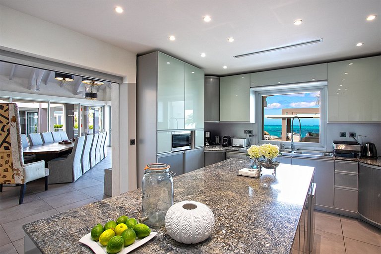 Sxm004 – Luxury beachfront villa with spa on Baie Rouge