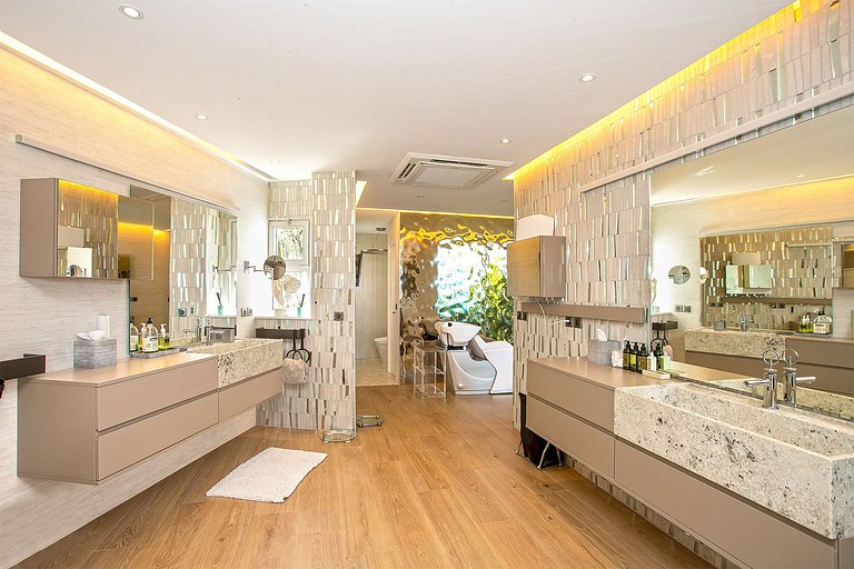 Sxm004 – Luxury beachfront villa with spa on Baie Rouge