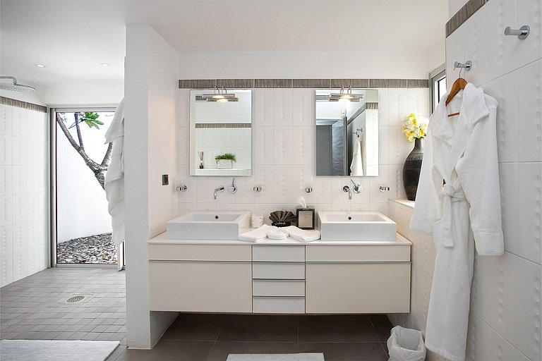 Sxm004 – Luxury beachfront villa with spa on Baie Rouge