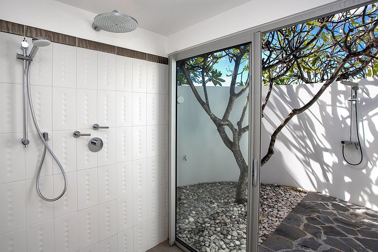Sxm004 – Luxury beachfront villa with spa on Baie Rouge