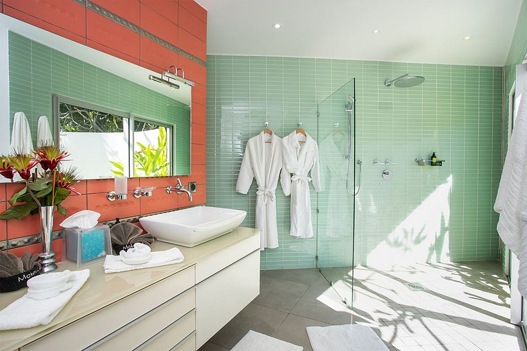 Sxm004 – Luxury beachfront villa with spa on Baie Rouge