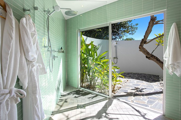 Sxm004 – Luxury beachfront villa with spa on Baie Rouge