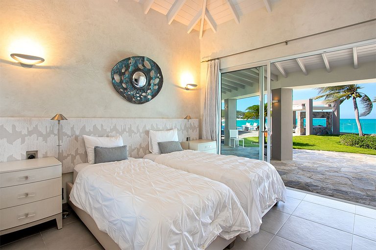 Sxm004 – Luxury beachfront villa with spa on Baie Rouge