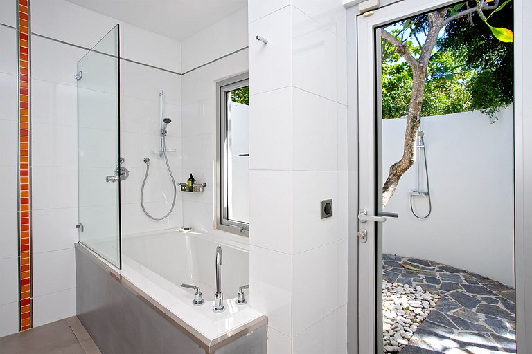 Sxm004 – Luxury beachfront villa with spa on Baie Rouge