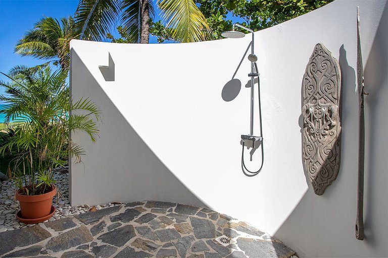 Sxm004 – Luxury beachfront villa with spa on Baie Rouge