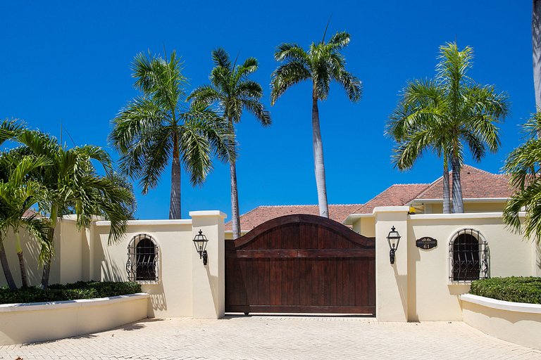 Sxm006 – Beachfront villa with pool and tennis on Plum Bay