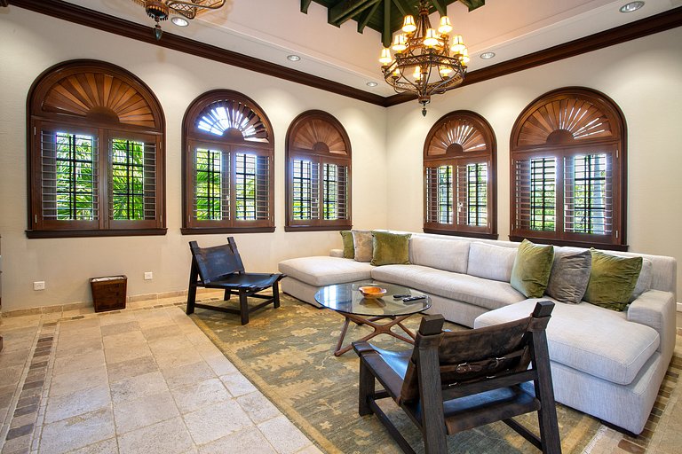 Sxm006 – Beachfront villa with pool and tennis on Plum Bay